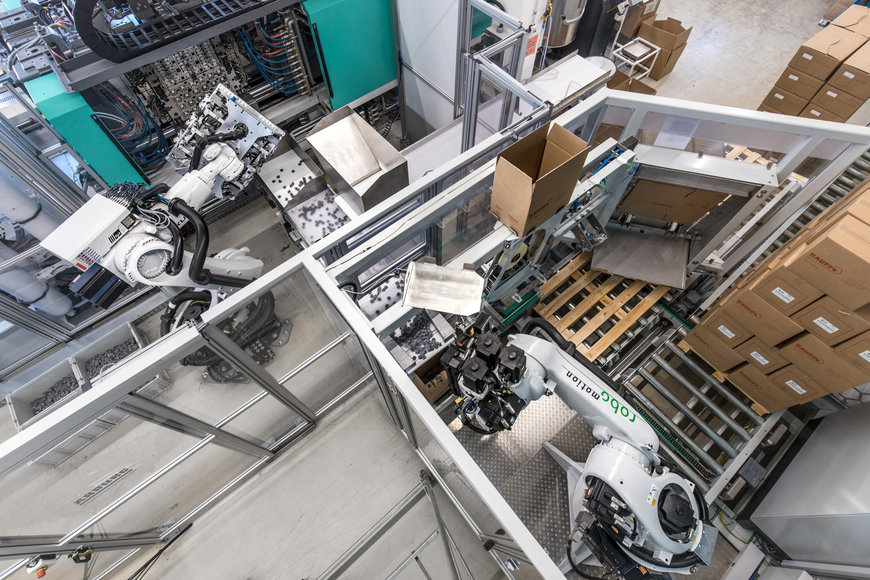 KUKA Roboter spielen dabei mit einem eigens konfigurierten, multifunk-tionalen Produktionswürfel den intelligenten Doppelpass